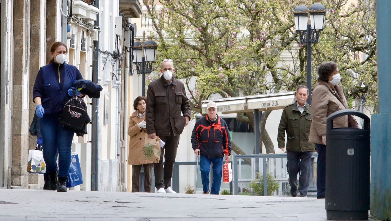 Con mascarillas por las calles de Lugo