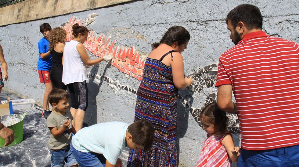 Gerardo Rodríguez, Chere, dirige la elaboración de un mural en el Malecón junto al río Sil