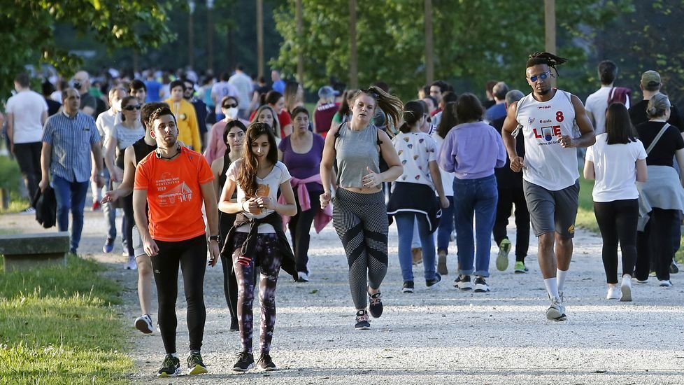 Miles de personas salen a pasear en Pontevedra en el segundo día de la desescalada