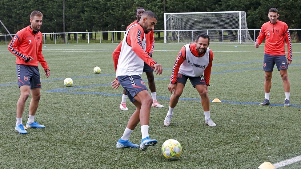Entrenamiento del Pontevedra CF en A Xunqueira