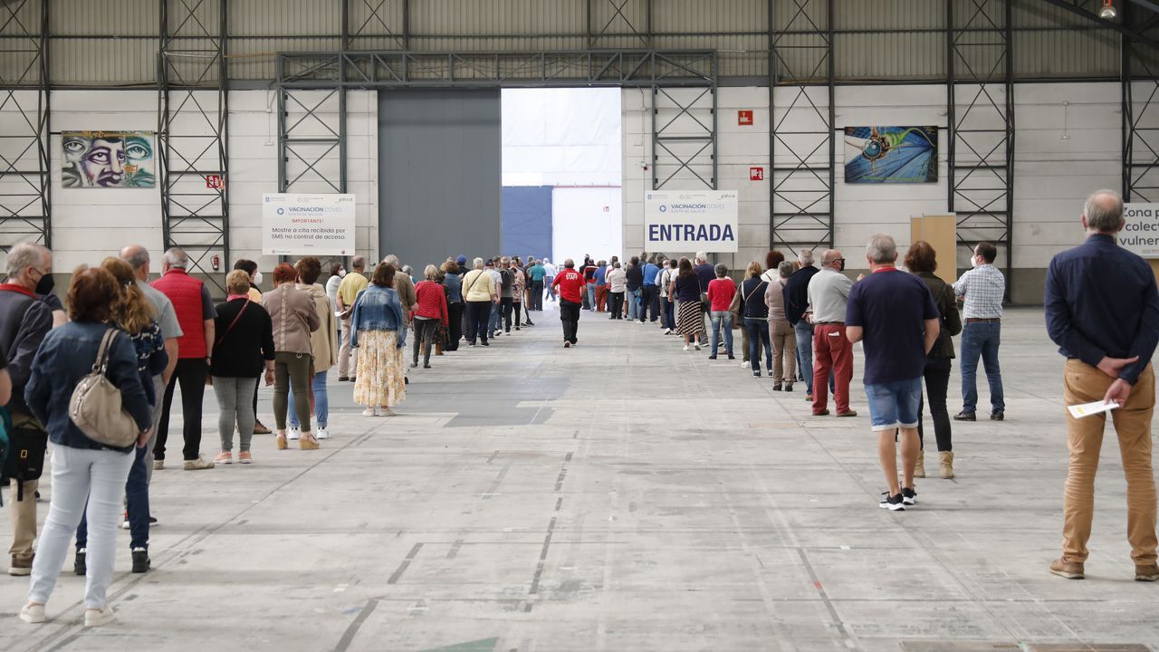 Vacunación masiva de gallegos entre 60 y 65 años en el Ifevi (Vigo)