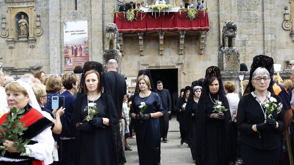 Multitudinaria procesión de Os Milagros en el santuario de Monte Medo en Baños de Molgas