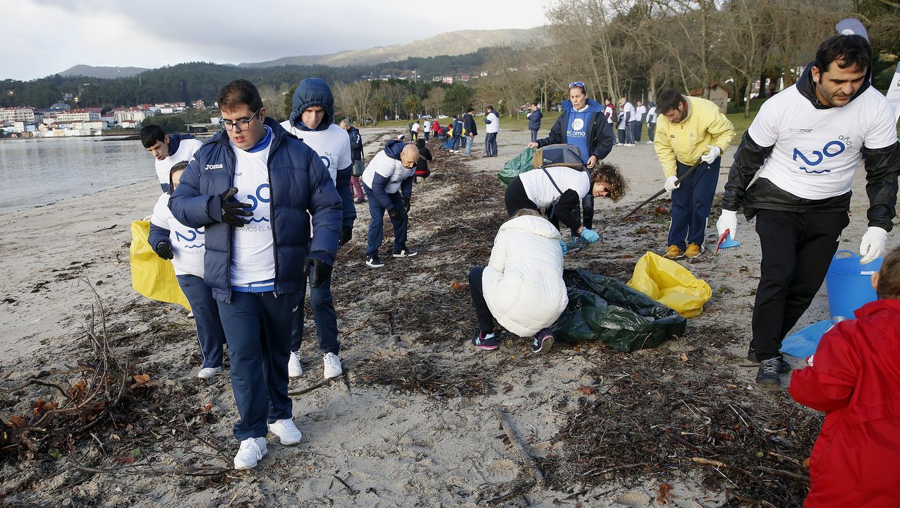 boiro. limpieza de playa de barraña del programa ecomar de jealsa