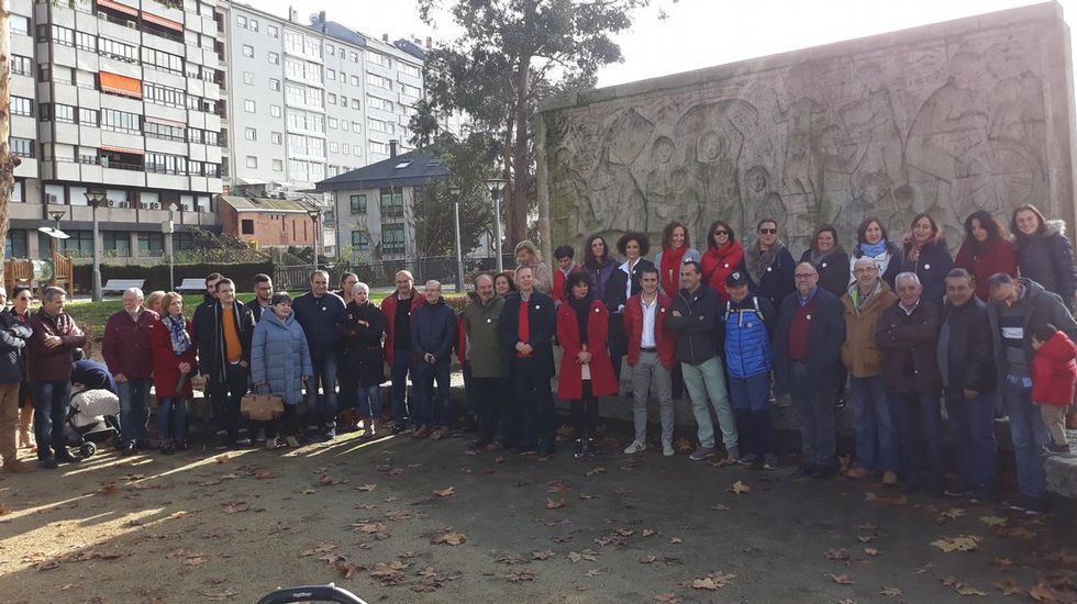 25n.El PSOE de la ciudad de Ourense organizó un acto delante del mural en memoria de la mujer rural, del artista Antonio Faílde