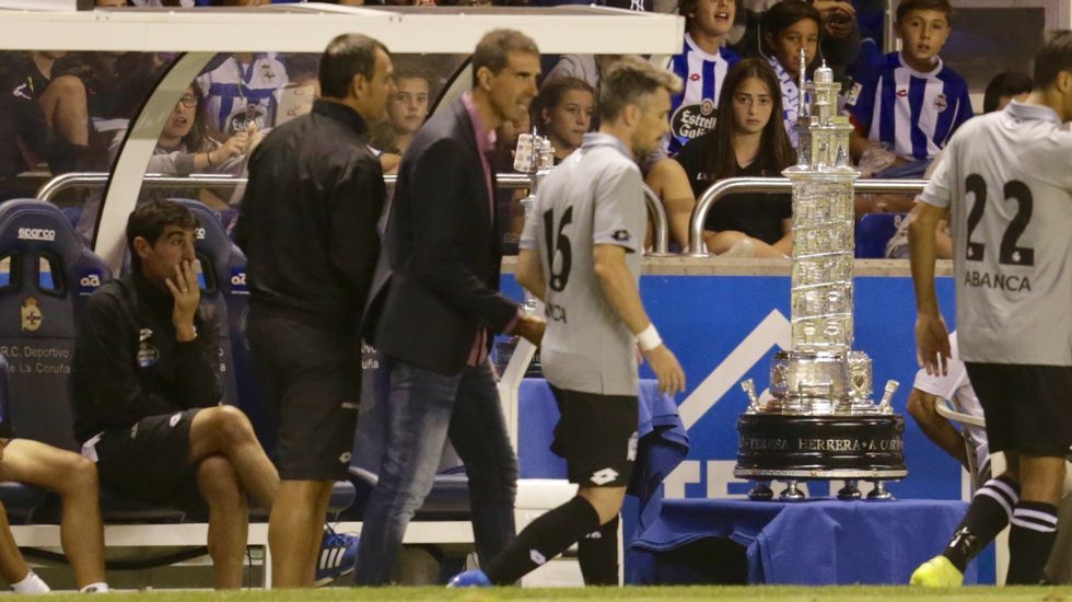 Lucas, siguiendo el partido en el palco de Riazor