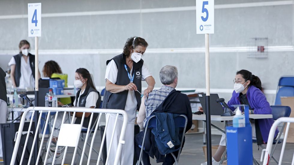 Vacunación masiva contra el Covid-19 con AstraZeneca para personas de entre 60 y 65 años en el recinto ferial de Pontevedra
