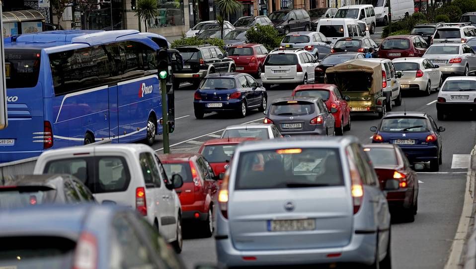 Atasco de tráfico por el corte de Alférez Provisional