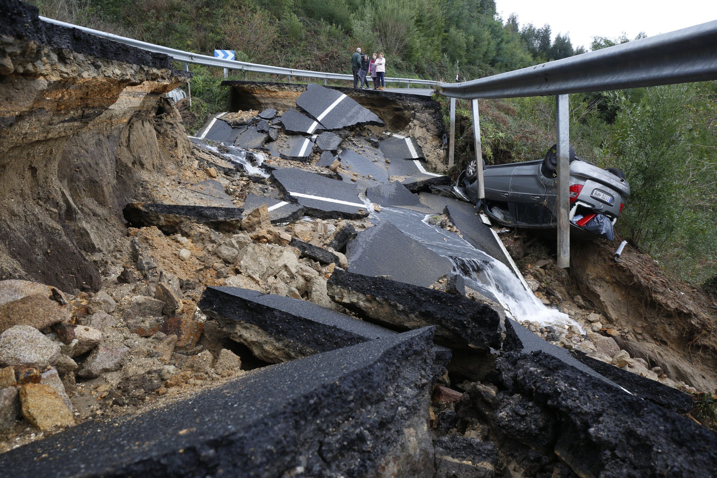 Afundimento de unha estrada en Poio a causa das fortes choivas. 17/01/2023