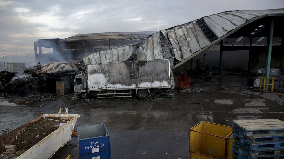 Cenizas tras el voraz incendio en la nave de reciclaje de Acteco en el polígono industrial de Sabón, en Arteixo