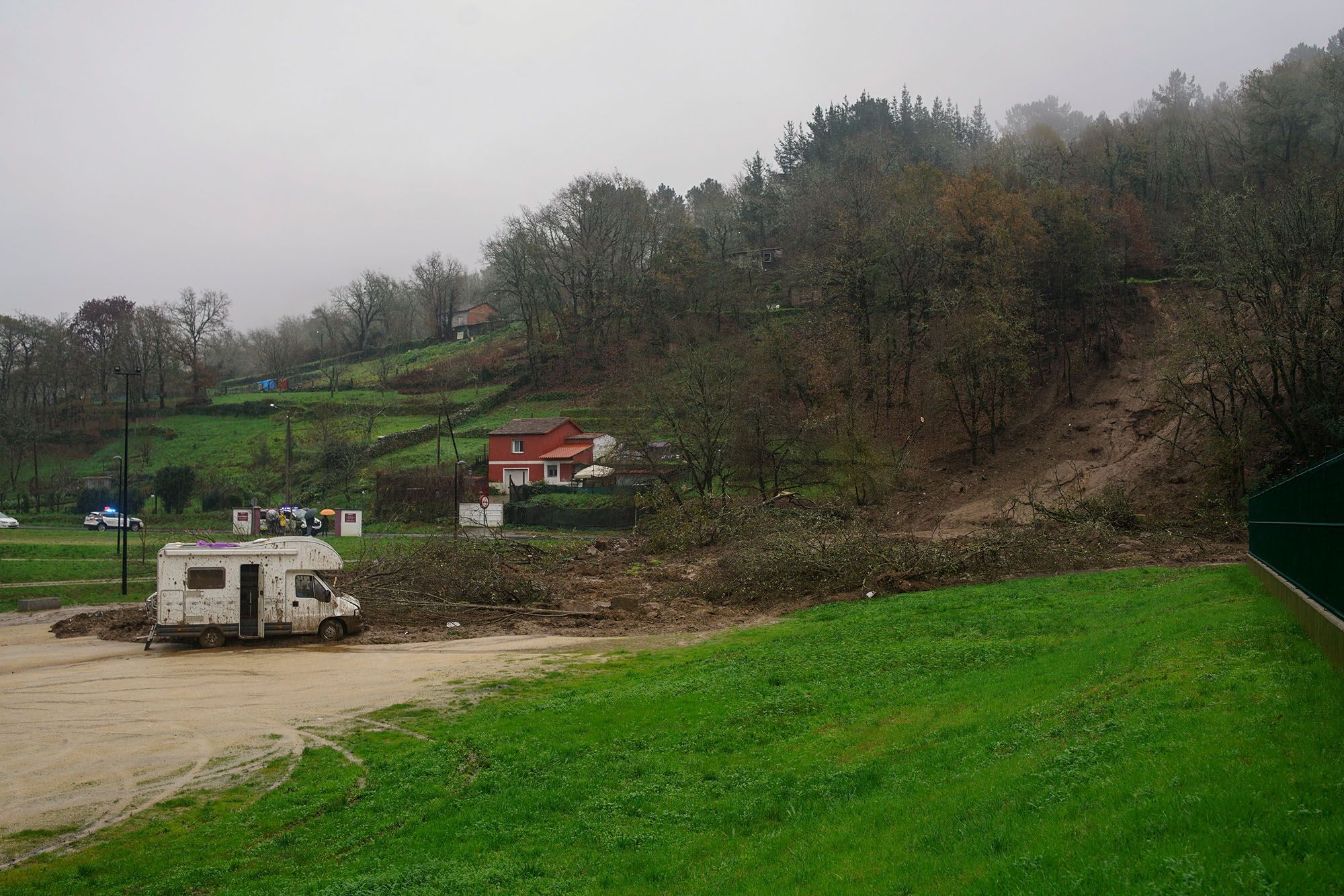Atocaravana arrastrada por un corremento de terras en Reza, preto de Outariz. 01/01/2023