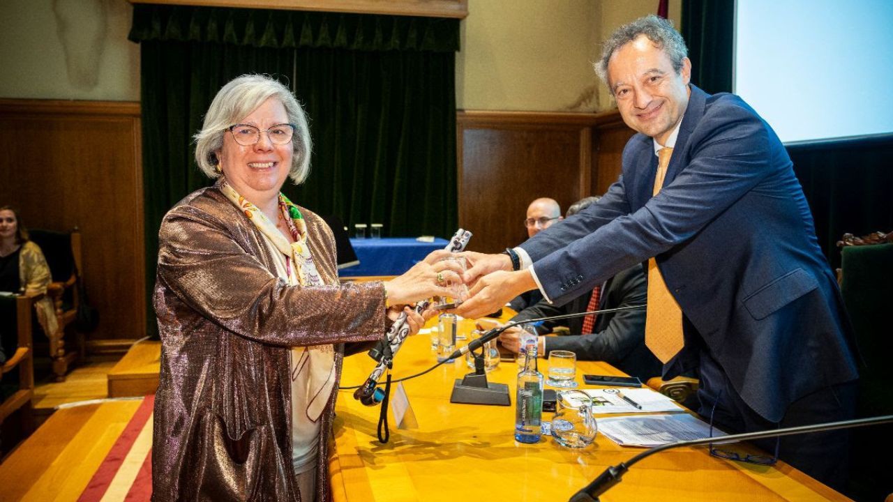 S�nchez anuncia el refuerzo de la red de asesoramiento cient�fico.La Dra. Dulce Solar recibe el Premio SEN de manos del Dr. Jes�s Porta-Etessam, Presidente de la SEN