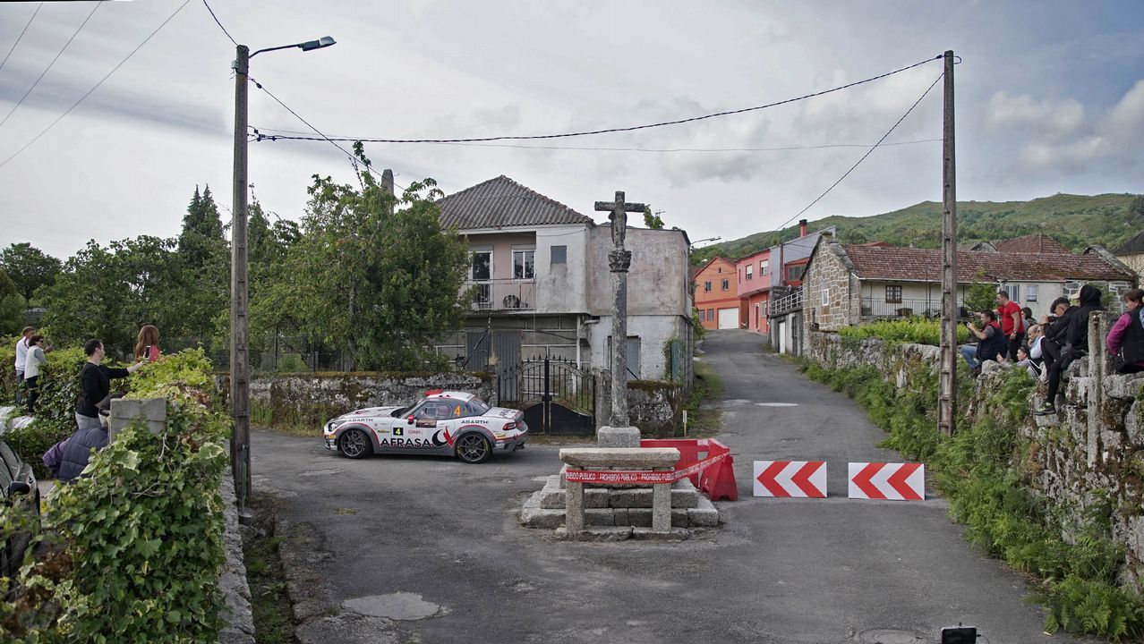 A todo gas en el pueblo de Barroso.La curva del Cruceiro fue un buen escenario para disfrutar del Rali de Ourense