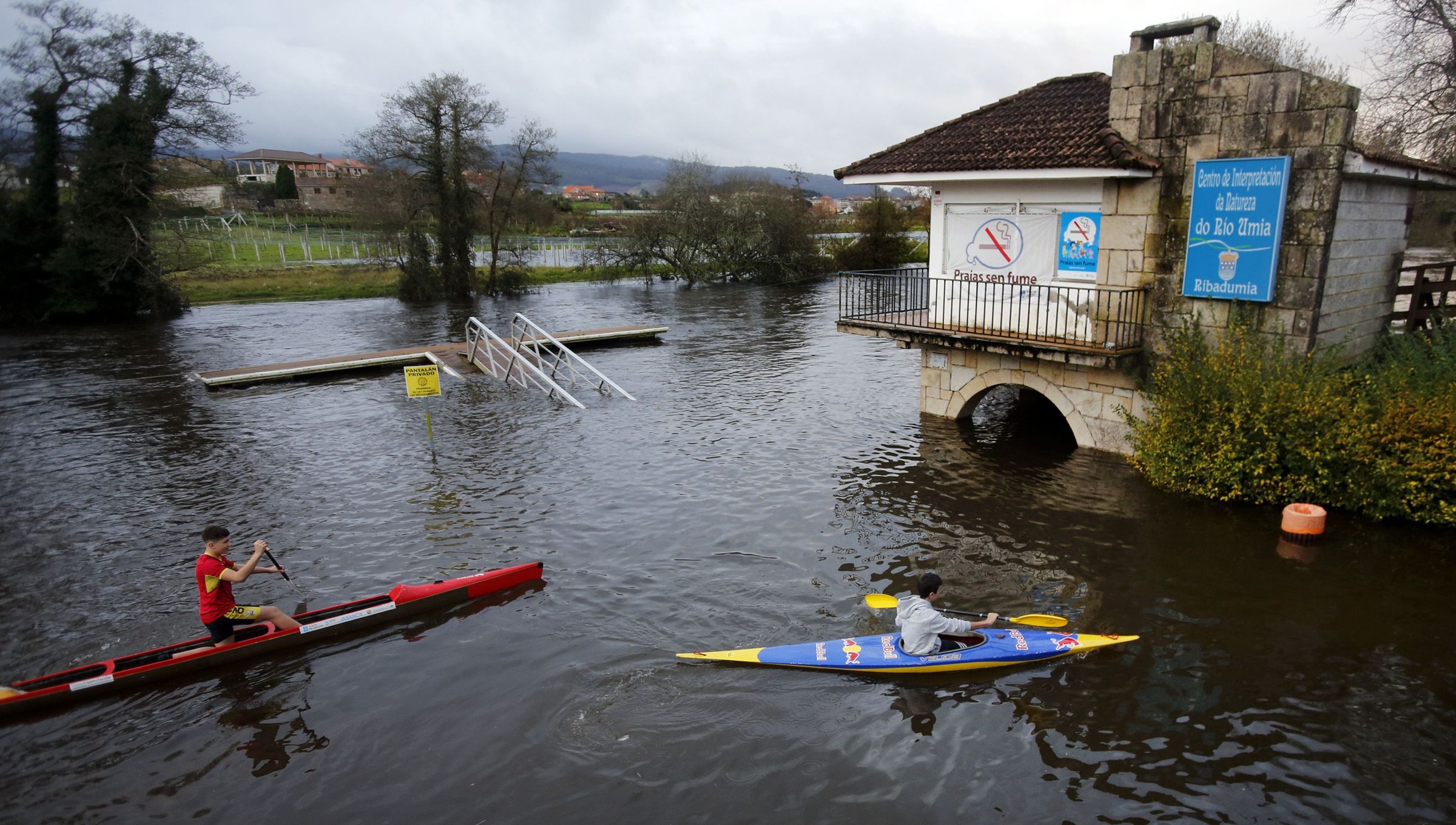 Palistas do Club N�utico O Mui�o reman no apacadoiro da s�a sede durante o temporal que provocou o  desbordamento do r�o Umia. 20/01/2023