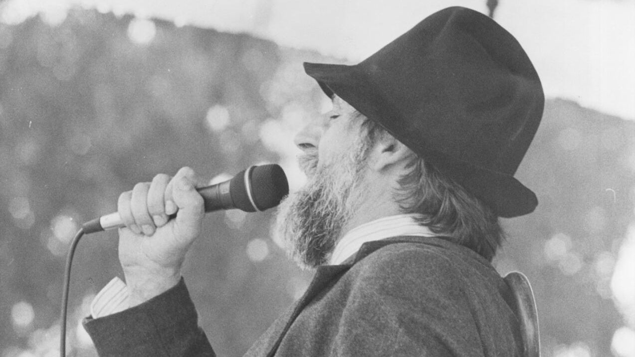 IMAGEN DEL HUMORISTA GALLEGO FARRUCO EN UNA ACTUACION EN LA ROMERIA DEL PARQUE DE SANTA MARGARITA, EN 1991