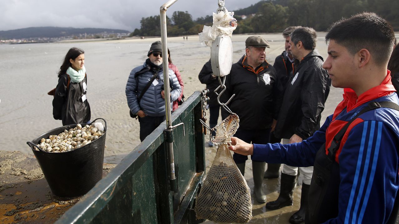 Alberto Chicote visita los bancos marisqueros de Testal en Noia