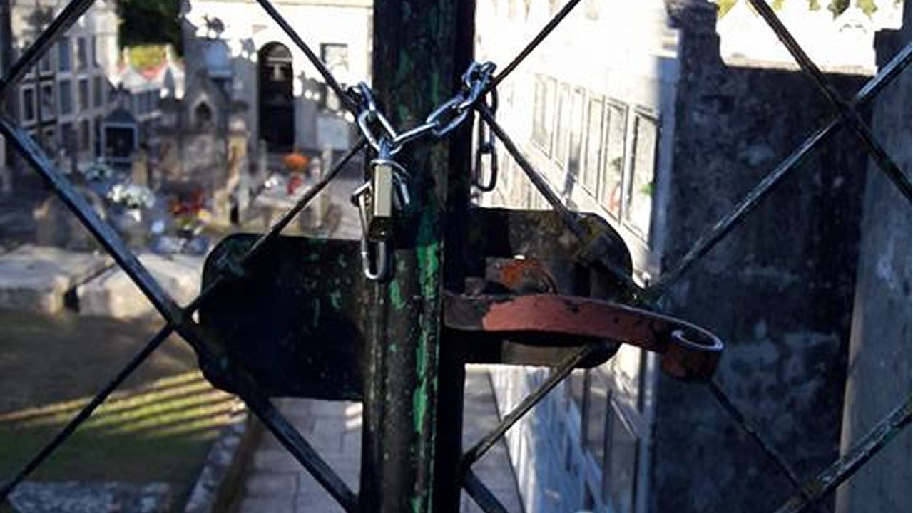 Cierran un cementerio para que no entren los feligreses morosos