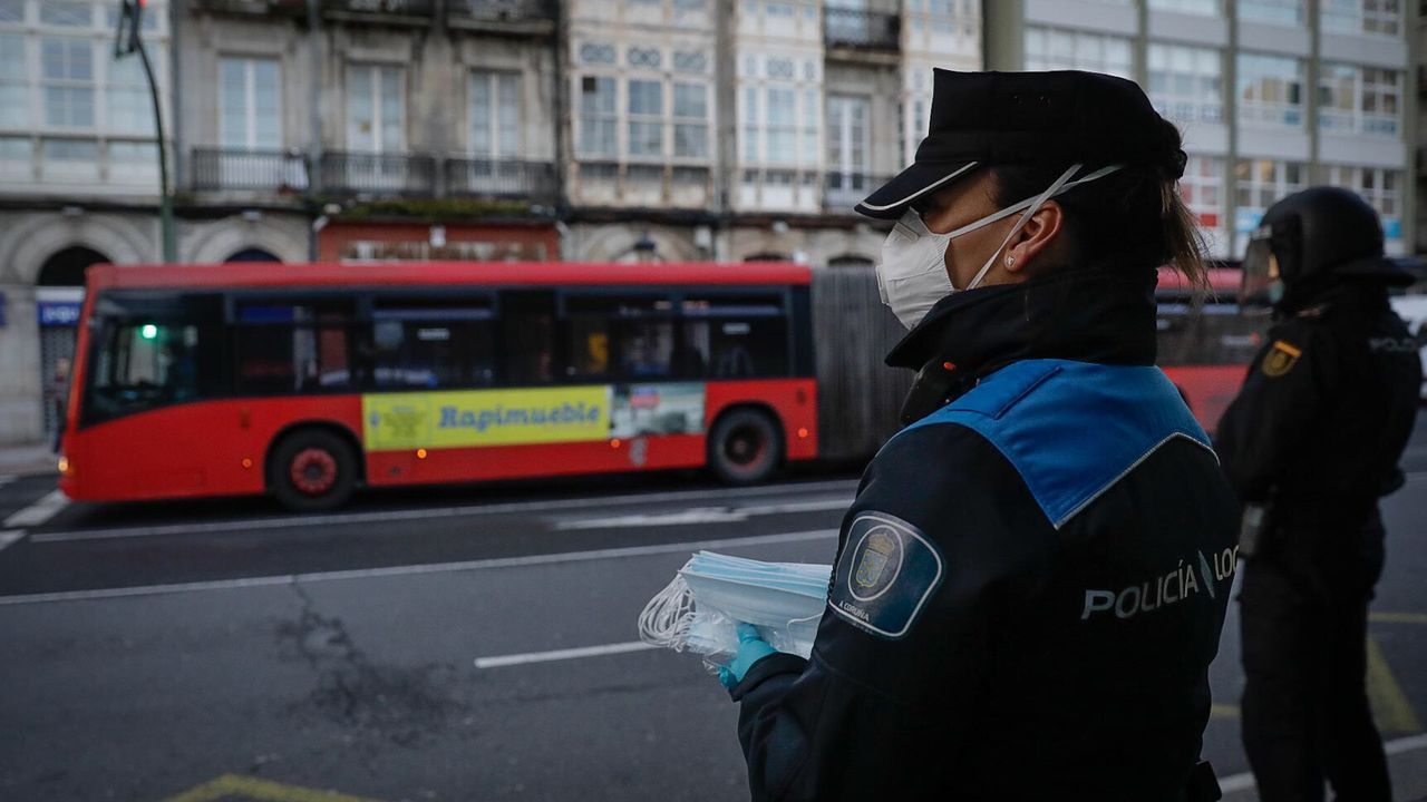 Reparto de mascarillas por las calles de A Coruña