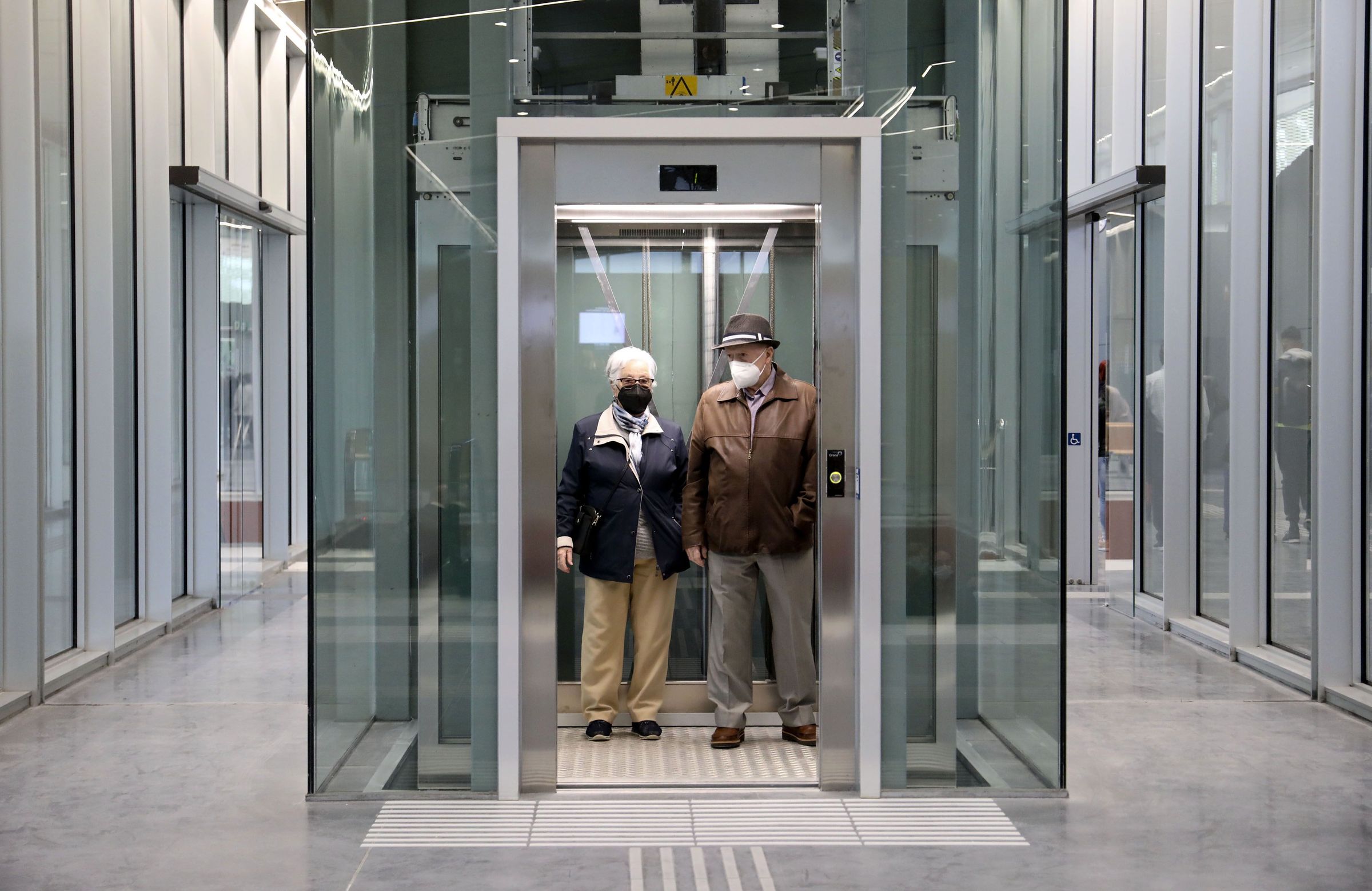 Unha parella percorre as modernas instalaci�ns da nova estaci�n de autobuses de Santiago de Compostela durante o segudo d�a de funcionamento. 23/05/2021