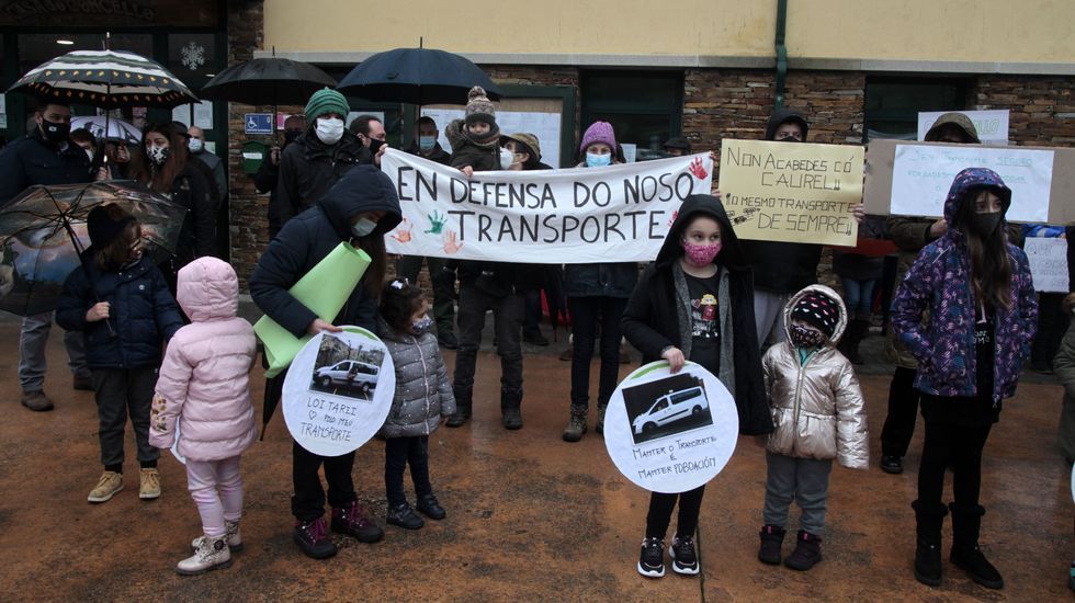 Entre los participantes en la protesta de Folgoso do Courel estaban los estudiantes del colegio y sus familias