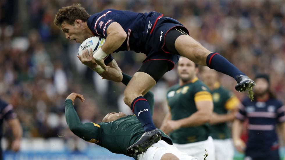 El estadounidense Blain Scully coge la bola y cae sobre el sudafricano Bryan Habana durante la Copa Mundial celebrada en Londres.
