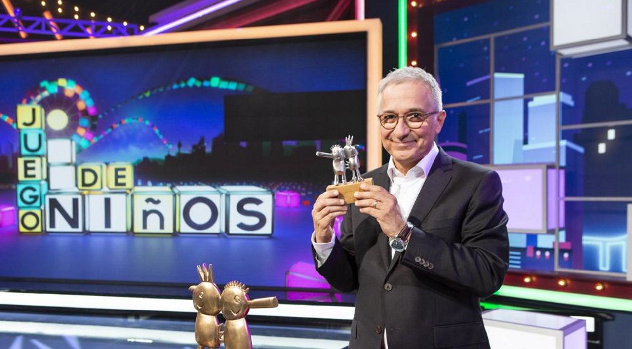 <span lang= gl >O d�a a d�a das redeiras en�Agui�o</span>.El conservador del museo, Mathieu Deldicque, junto a la �Gioconda desnuda�