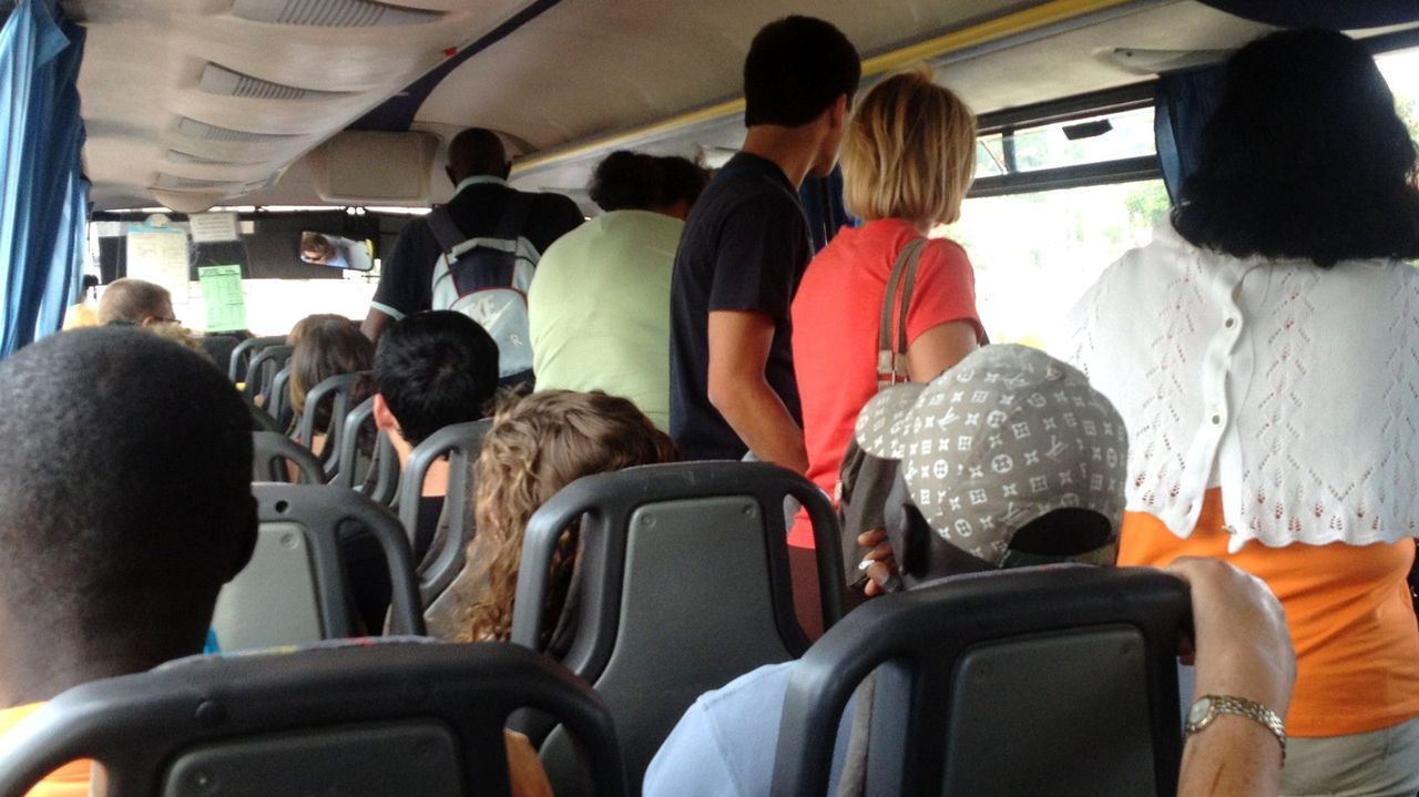 Viajeros de pie en un autob�s interurbano, en una imagen de archivo