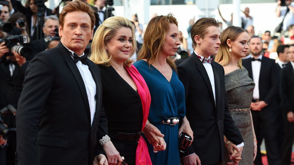 La directora y el elenco de «La tete haute» durante la alfombra roja