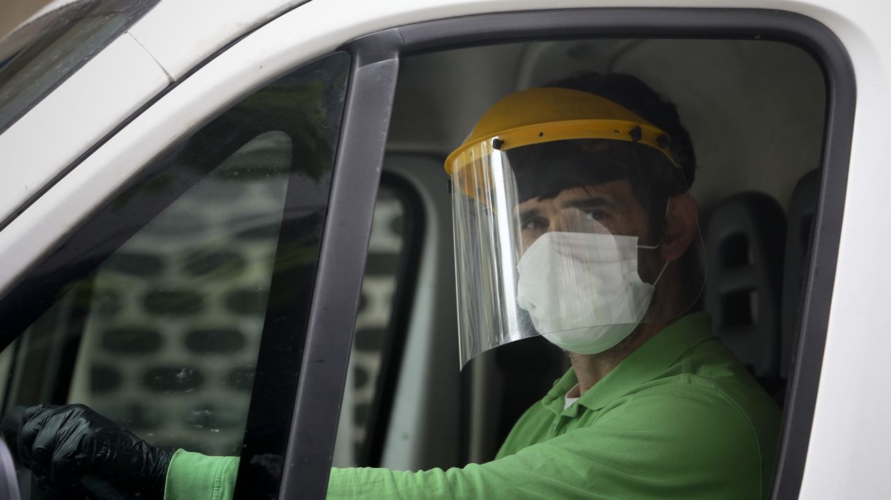 Con mascarillas por las calles de Santiago