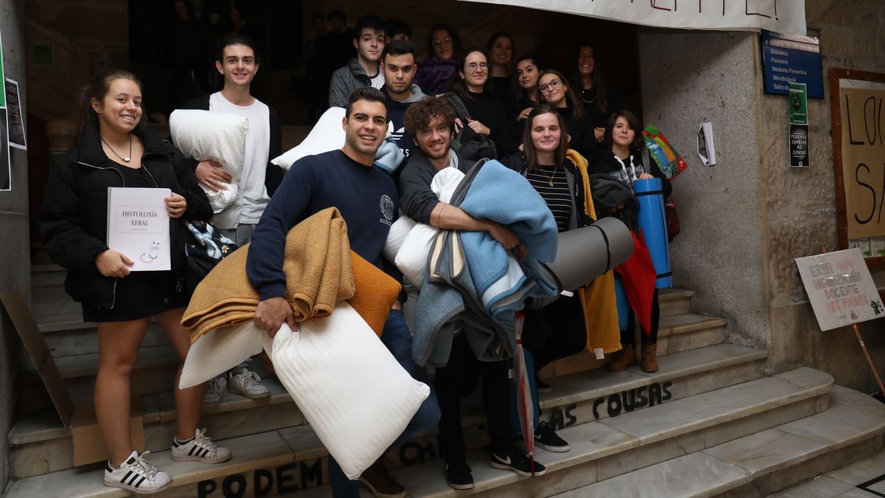 Alumnos tomando posiciones para dormir en las aulas durante la primera jornada de huelga
