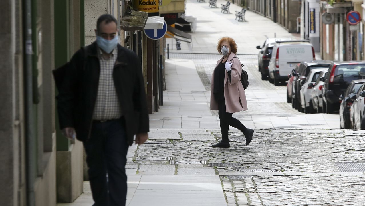 Vecinos de Ferrol con mascarillas protectoras