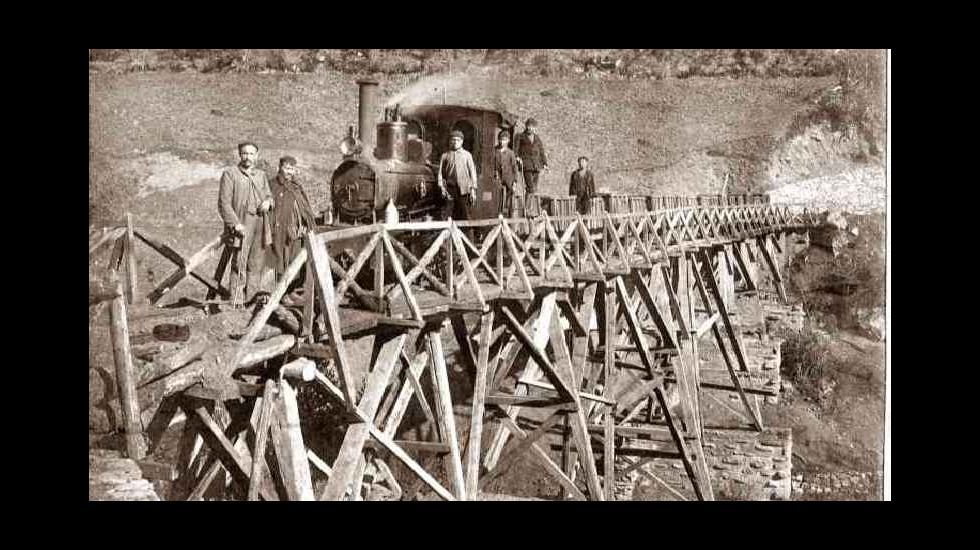 Foto histórica de la locomotora utilizada para transportar el mineral de las minas de Freixo, en Monforte
