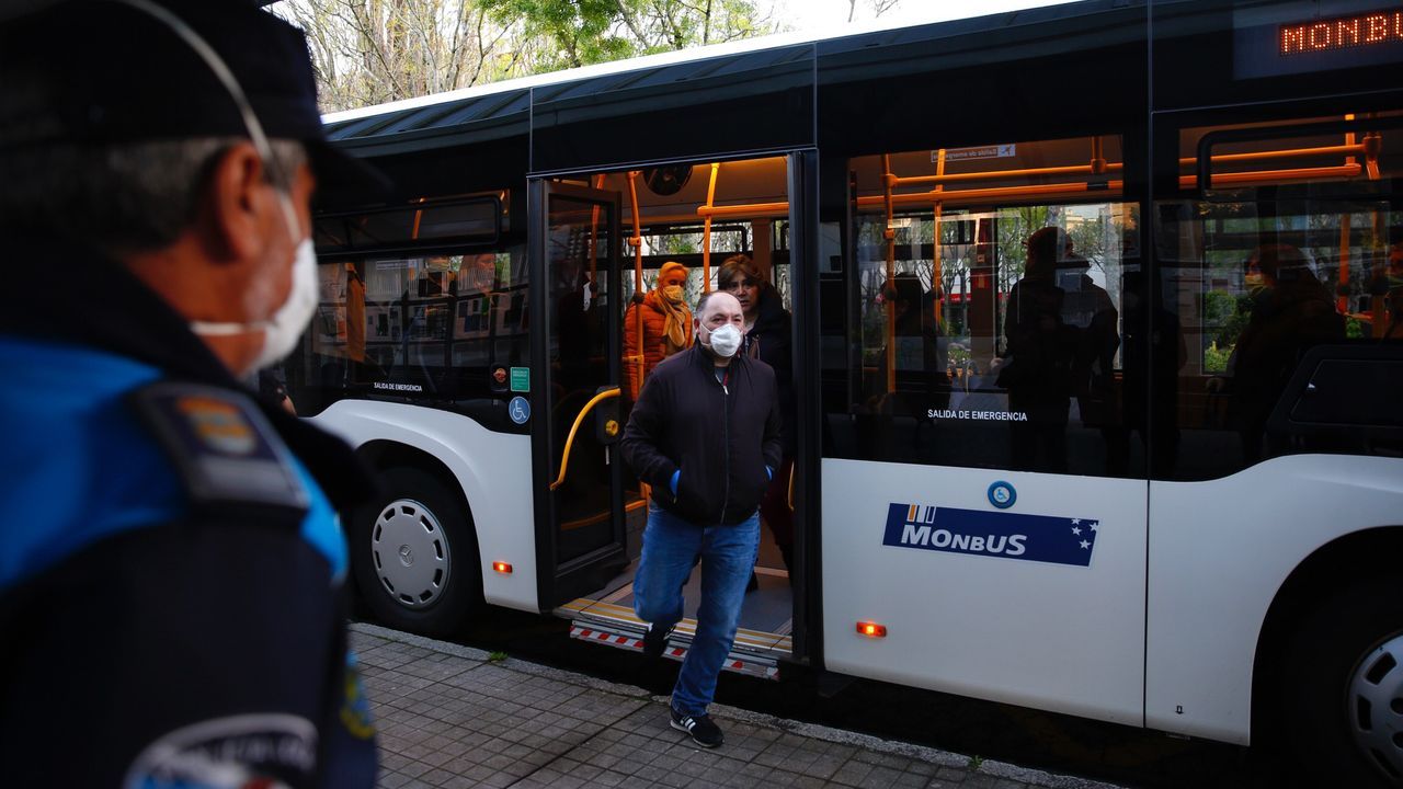 Policía Local y Nacional reparten mascarillas a los usuarios de los autobuses en Pontevedra