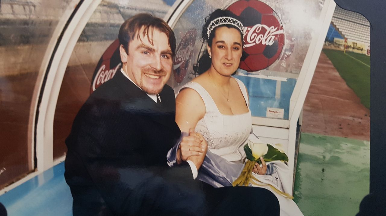 Amada y Emilio, boda en el Museo do Celta en Balaídos en el 2000