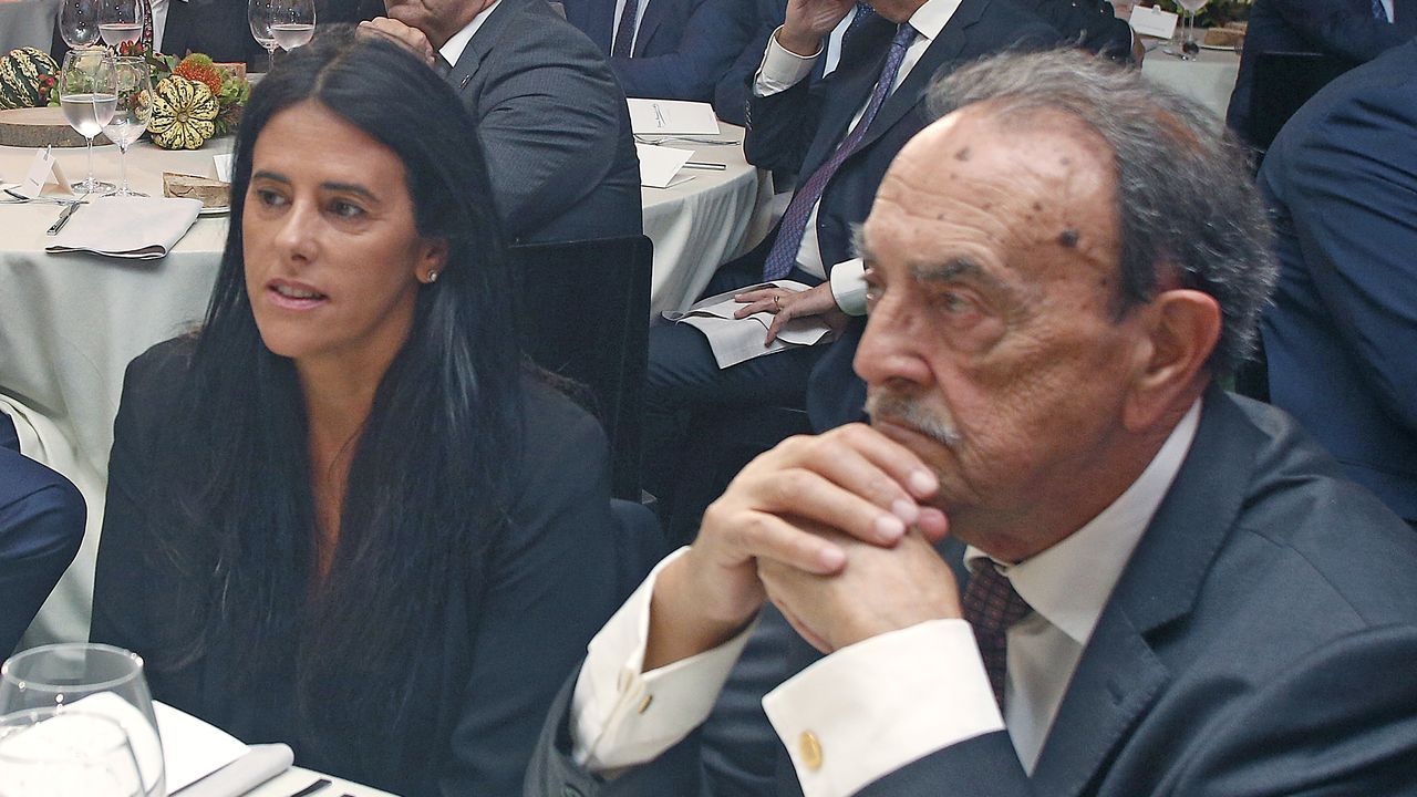 Flora Pérez, vicepresidenta de la Fundación Amancio ORtega y Pablo Isla, presidente de Inditex, junto a Santiago Rey, presidente y editor de La Voz .Guadalupe Murillo, presidenta del Pontevedra CF compartió mesa con el académico Xosé Luis Franco Grande