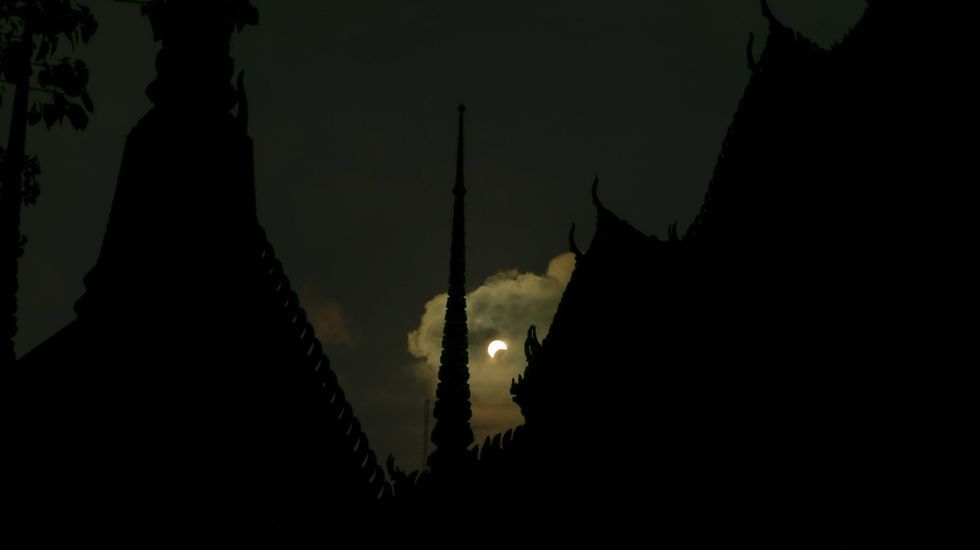 Imagen del eclipse desde una playa de Indonesia.