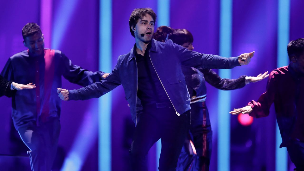 Alexander Rybak, el representante noruego, cantando «How you write a song»