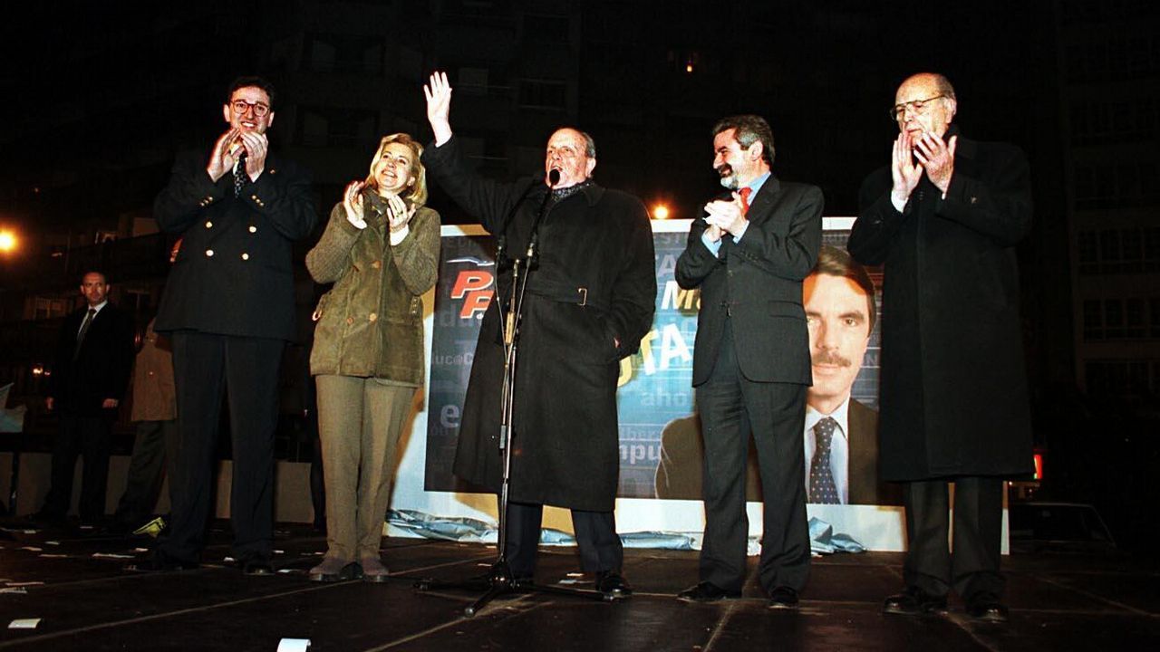 Fernández Albor, primero por la derecha, acompaña a Fraga durante la pegada de carteles del PP en el año 2000