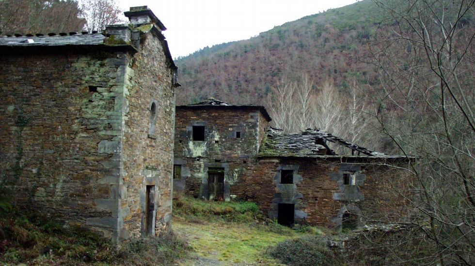 Capilla (a la izquierda) y viviendas de la antigua ferrería de Loureiro, en A Pobra do Brollón
