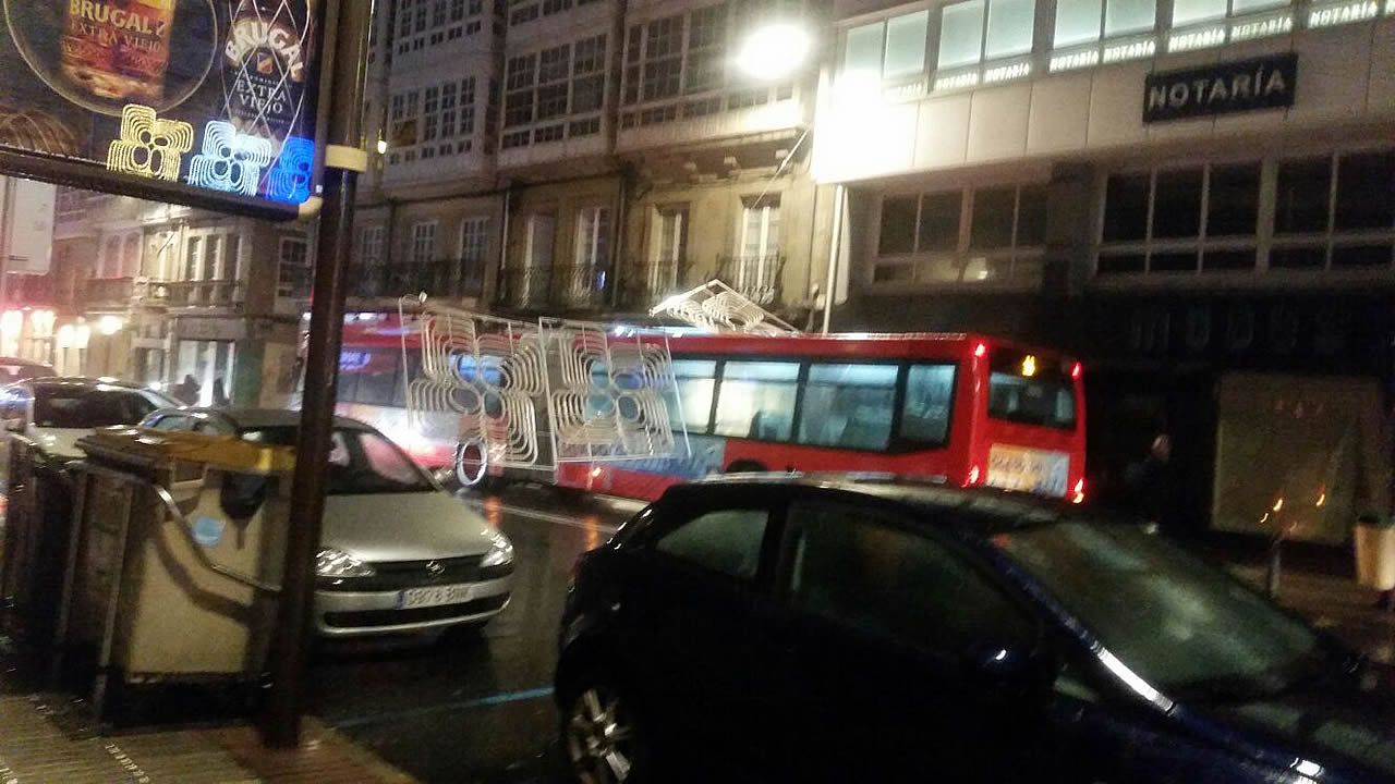 .La fuerza del viento derribó sobre un bus urbano en la calle San Andrés, en A Coruña