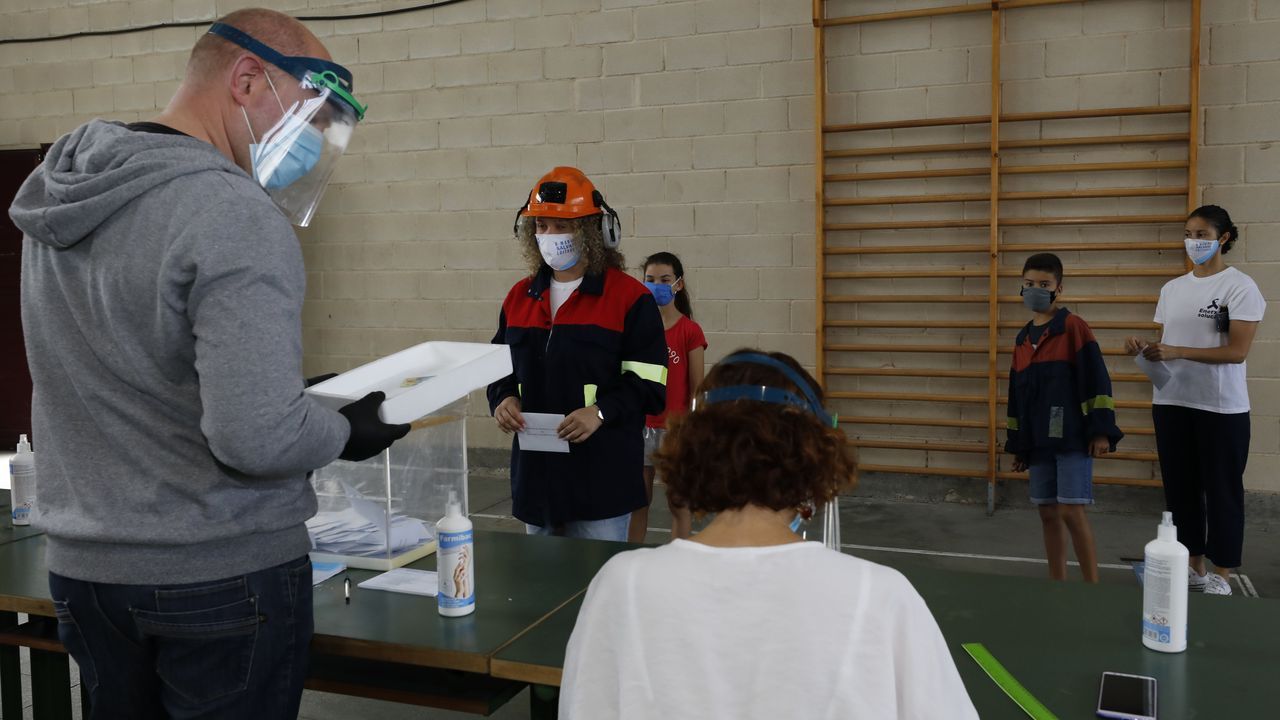 En A Mariña, algunos votaron hasta disfrazados