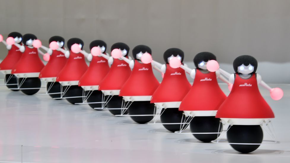 «Las cheerleaders de Murata», pequeños robots desarrollados por la firma japonesa de componentes electrónicos del mismo nombre.