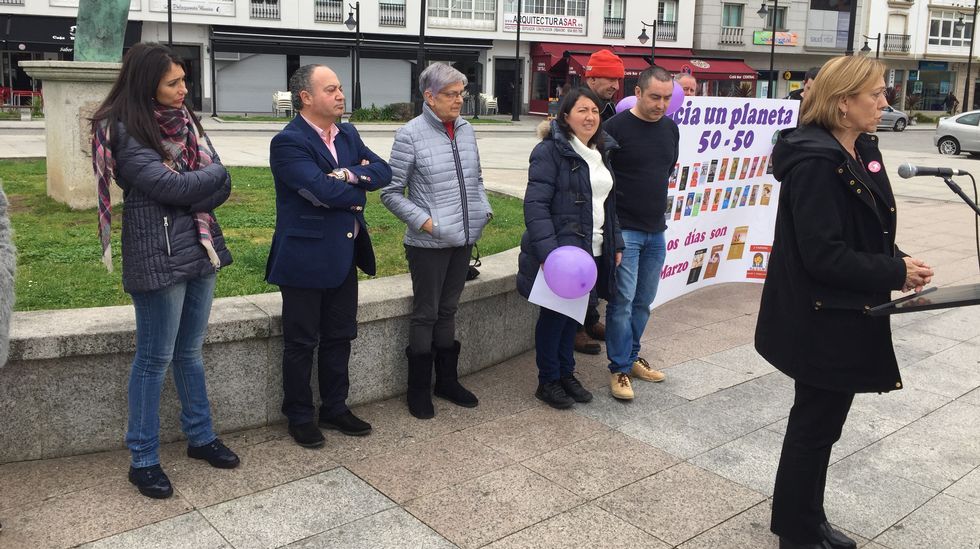 Concentración en Cee promovida por el Concello y el CIM