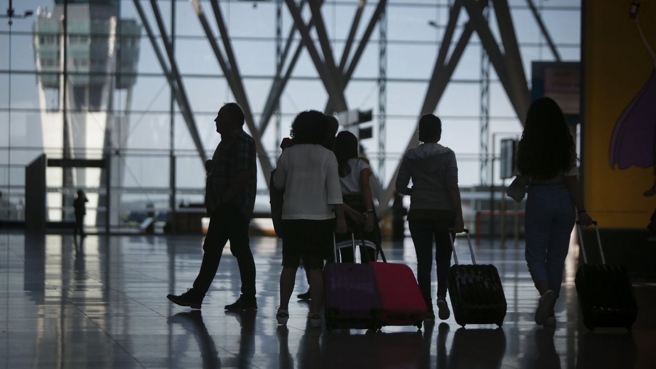 Abascal propone legalizar el uso de armas para defensa personal.La alcaldesa de Barcelona, Ada Colau, tambi�n en la tribuna de invitados. 