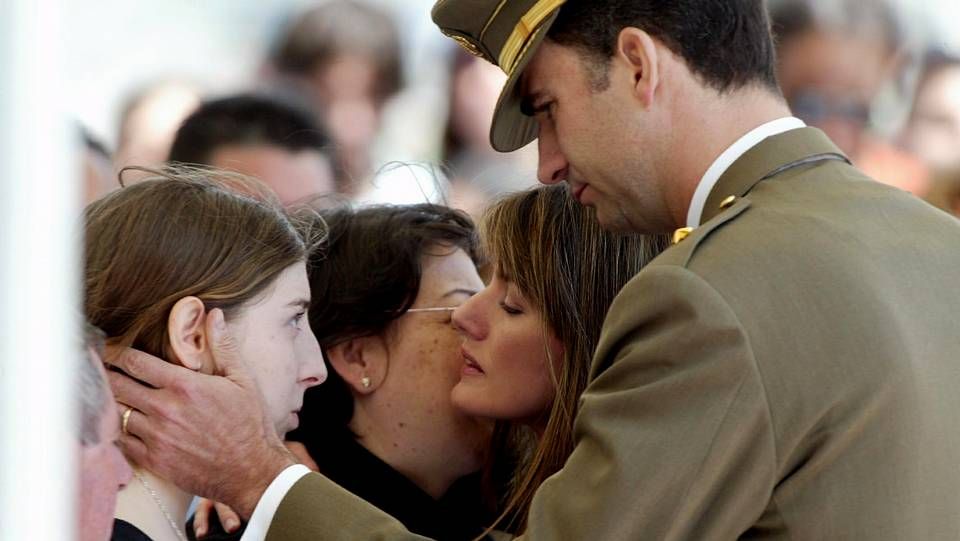 Los príncipes consolando a los familiares.