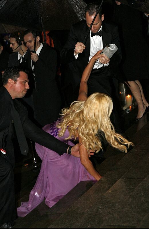 Con mal pie entró Donatella Versace en la fiesta que ofreció Elton John por su sesenta cumpleaños en el año 2007. Nada más llegar al lugar del evento, la diseñadora tropezó con las escaleras de acceso. Y allí estaban los fotógrafos para inmortalizar el momento.