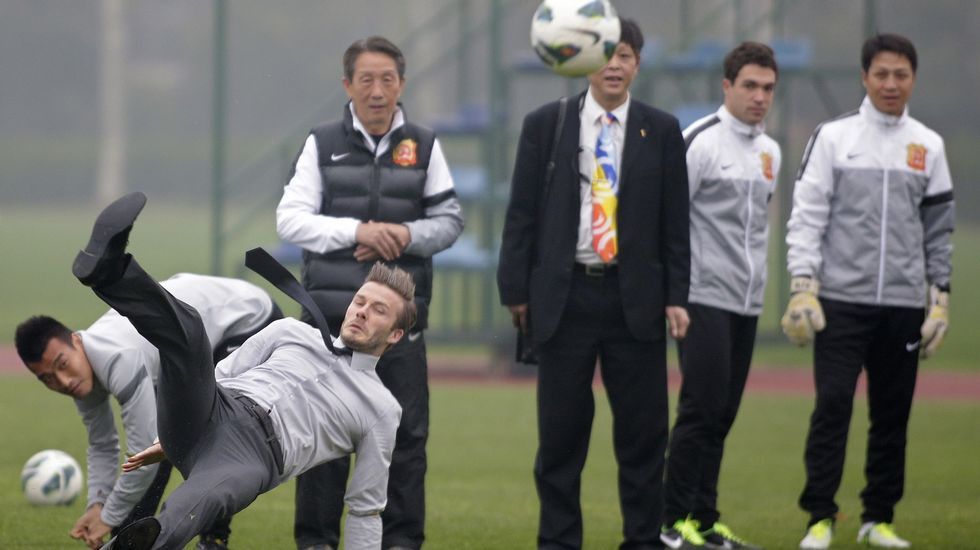 La imagen también dio la vuelta al mundo. En el año 2013, durante una visita a los estudiantes de la Universidad de Pekín, David Beckham sufrió un resbalón un pelín embarazoso. El futbolista perdió el equilibrio y terminó sufriendo una caída de espaldas mientras mostraba sus dotes con el balón ante los jugadores de Wuhan Club de Zall, en la provincia de Hubei. A pesar de su traspiés, no perdió la sonrisa en ningún momento.