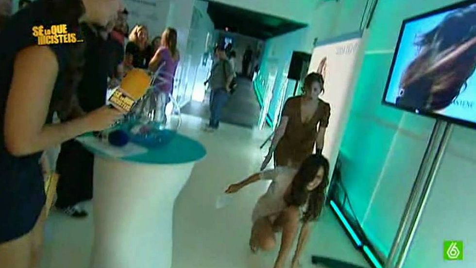 Fue una de las imágenes más compartidas en el año 2010. La presentadora de Telecinco Sara Carbonero sufrió un inoportuno tropiezo durante la presentación de su marca de champú que dejó ver su ropa interior. Las cámaras del programa «Sé lo que hicistéis» de La Sexta estaban allí para captar el momento.