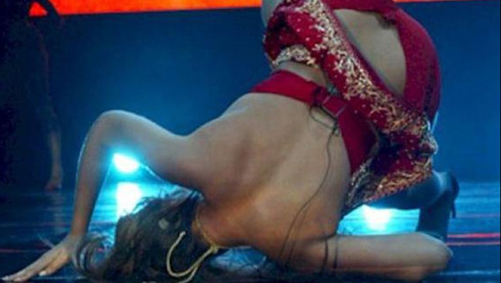 Demostrando una profesionalidad digna de mencionar, Beyoncé se puso en pie y continuó el espectáculo tras una caída desde varios escalones como si no hubiese pasado nada. Curiosamente no es la primera vez que le sucede.