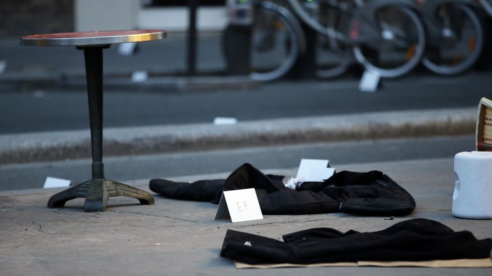 Abrigos abandonados en la calle al lado del Comptoir Voltaire cafe