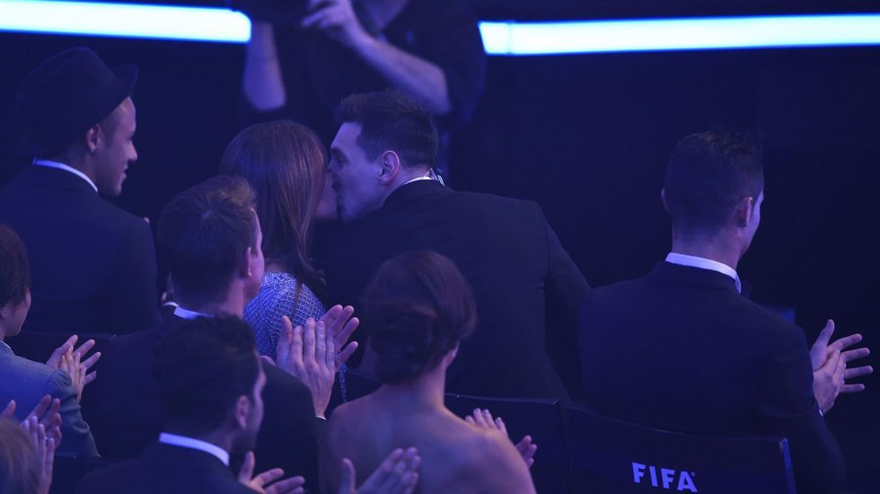 El beso de Messi y Antonella.